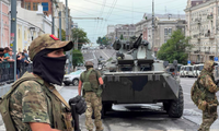 Các tay súng Wagner trên đường phố Rostov-on-Don ngày 24/6. (Ảnh: Reuters)