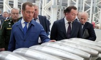Phó Chủ tịch Hội đồng An ninh Nga Dmitry Medvedev thăm một nhà máy sản xuất vũ khí ở vùng Tula ngày 15/6. (Ảnh: Sputnik)
