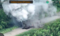  Hình ảnh từ video đăng ngày 30/6 cho thấy khói bốc lên từ chiếc xe tăng bị tấn công ở tây bắc thành phố Bakhmut. (Ảnh: BQP Ukraine)
