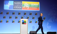 Tổng Thư ký NATO Jens Stoltenberg rời khỏi cuộc họp báo về thượng đỉnh ngày 10/7. (Ảnh: Reuters)