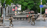 Các tay súng Wagner trên đường phố Rostov-on-Don ngày 24/6. (Ảnh: Reuters)