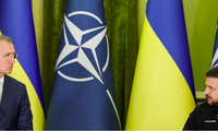 Tổng thư ký NATO Jens Stoltenberg và Tổng thống Ukraine Volodymir Zelensky. (Ảnh: Reuters)