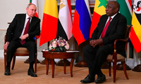 Tổng thống Nga Vladimir Putin và Tổng thống Nam Phi Cyril Ramaphosa (phải). (Ảnh: AP)