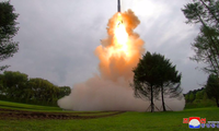 Tên lửa đạn đạo liên lục địa được Triều Tiên phóng từ một địa điểm không công bố ngày 13/7. (Ảnh: KCNA)
