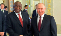 Tổng thống Nam Phi Cyril Ramaphosa (trái) và Tổng thống Nga Vladimir Putin. (Ảnh: Reuters)
