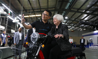 Bộ trưởng Tài chính Mỹ Janet Yellen ngồi thử chiếc xe máy điện do một doanh nghiệp khởi nghiệp của Việt Nam sản xuất. (Ảnh: Thu Loan)
