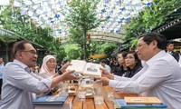 Thủ tướng Phạm Minh Chính tặng sách cho Thủ tướng Malaysia Anwar Ibrahim. (Ảnh: Việt Linh)