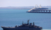 Một tàu đổ bộ của Hải quân Nga đi gần cầu Crimea. (Ảnh: Reuters)