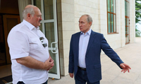 Tổng thống Nga Vladimir Putin và người đồng cấp Belarus Alexander Lukashenko (trái) có cuộc hội đàm trong ngày 23/7. (Ảnh: Reuters)