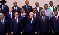Tổng thống Nga Vladimir Putin (giữa) và các nhà lãnh đạo châu Phi tại hội nghị thượng đỉnh Nga - châu Phi tại Sochi năm 2019 (Ảnh: AP)