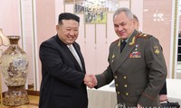 Chủ tịch Triều Tiên Kim Jong Un ̣(trái) tiếp Bộ trưởng Quốc phòng Nga Sergei Shoigu ngày 26/7. (Ảnh: KCNA)