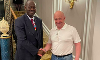 Yevgeny Prigozhin gặp một quan chức Cộng hoà Trung Phi tại khách sạn ở St. Petersburg, trong thời gian diễn ra Hội nghị thượng đỉnh Nga - châu Phi. (Ảnh: Telegram) 
