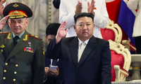 Bộ trưởng Quốc phòng Nga Sergei Shoigu (trái) đứng cạnh Chủ tịch Triều Tiên Kim Jong Un trong lễ duyệt binh ngày 27/7. (Ảnh: AP)
