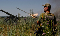 Lính Ukraine dùng hệ thống phóng tên lửa đa năng cỡ nhỏ Partyzan tấn công lực lượng Nga gần tiền tuyến. (Ảnh: Reuters)