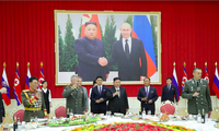 Bức ảnh cỡ lớn chụp khoảnh khắc Chủ tịch Triều Tiên Kim Jong Un và Tổng thống Nga Vladimir Putin gặp nhau năm 2019. (Ảnh: KCNA)