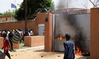 Những người ủng hộ đảo chính Niger tập trung phản đối trước Đại sứ quán Pháp ngày 30/7. (Ảnh: Reuters)