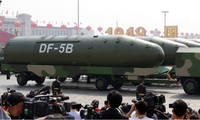 Xe chở tên lửa đạn đạo xuyên lục địa DF-5B đi qua quảng trường Thiên An Môn trong cuộc duyệt binh đánh dấu kỷ niệm 70 năm quốc khánh Trung Quốc. (Ảnh: Reuters)