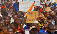 Người biểu tình tụ tập ở thủ đô Niamey của Niger để ủng hộ lực lượng đảo chính ngày 30/7. (Ảnh: Reuters)