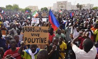 Người dân Niger tập trung ủng hộ phe đảo chính ngày 30/7. (Ảnh: AP)