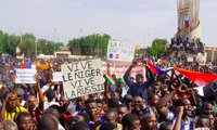 Người biểu tình tụ tập ở thủ đô Niamey, Niger, giương các khẩu hiệu ủng hộ Nga và phản đối Pháp ngày 30/7. (Ảnh: Reuters)