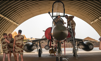 Các thợ máy của Pháp bảo trì chiếc Mirage 2000 tại căn cứ ở Niamey, Niger, tháng 6/2021. (Ảnh: AP)
