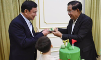 Cựu Thủ tướng Thái Lan Thaksin Shinawatra (trái) trong bữa tiệc sinh nhật của Thủ tướng Campuchia Hun Sen. (Ảnh: AP)