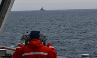 Thuỷ thủ tàu tuần duyên Mỹ Kimball quan sát tàu tuần dương tên lửa dẫn đường của Trung Quốc ở vị trí cách đảo Kiska, Alaska, khoảng 75 hải lý về phía bắc vào ngày 19/9/2022. (Ảnh: AP)