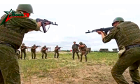 Binh lính Belarus tham gia bài huấn luyện với Wagner ngày 14/7. (Ảnh: AP)