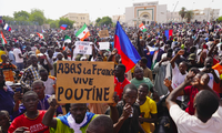 Đám đông tuần hành ở thủ đô Niamey sau đảo chính, giương khẩu hiệu ca ngợi Tổng thống Nga Putin và đả đảo Pháp ngày 30/7. (Ảnh: AP) 