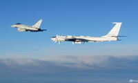 Trong bức ảnh này do Bộ Quốc phòng chụp vào ngày 14/8 cho một chiếc Typhoon của RAF (bên trái) theo dõi máy bay trinh sát hàng hải và tác chiến chống ngầm (ASW) Tupolev Tu-142 của Nga. (Ảnh: MoD)