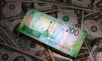 Đồng rúp đang giảm giá mạnh so với đô la Mỹ. (Ảnh: AP)