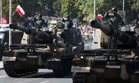 Các hệ thống vũ khí trong lễ diễu binh của Ba Lan ngày 15/8. (Ảnh: Reuters)