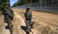 Lính biên phòng Lithuania đi tuần dọc biên giới với Belarus trong một ngày tháng 7/2023. (Ảnh: Reuters)