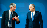 Ông Stian Jenssen (trái) thừa nhận chuyện khuyên Ukraine từ bỏ lãnh thổ để vào NATO là sai lầm. (Ảnh: Getty)