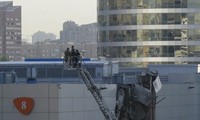 Chiếc UAV bị bắn rơi làm hỏng phần tường của trung tâm triển lãm ở Mátxcơva. (Ảnh: Reuters)