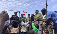 Mohamed Toumba, một thành viên trong nhóm đảo chính Niger, phát biểu với những người ủng hộ ở thủ đô Niamey ngày 6/8. (Ảnh: AP)