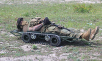 Chiếc cáng điều khiển từ xa đang được một đơn vị của quân đội Ukraine sử dụng để sơ tán binh lính bị thương khỏi chiến trường. (Ảnh: Business Insider)