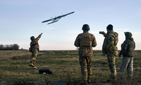 Lính Ukraine phóng máy bay không người lái gần Bakhmut tháng 12/2022. (Ảnh: AP)