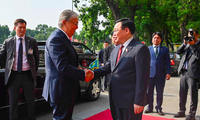 Chủ tịch Quốc hội Vương Đình Huệ hội kiến Tổng thống Kazakhstan Kassym-Jomart Tokayev