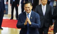 Ông Hun Manet chắp tay chào trong phiên họp Quốc hội ngày 22/8. (Ảnh: Reuters)