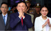 Hình ảnh ông Thaksin khi trở về sân bay Bangkok ngày 22/8. (Ảnh: Reuters)