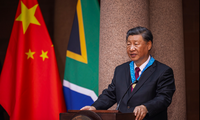 Chủ tịch Trung Quốc Tập Cận Bình phát biểu tại cuộc gặp song phương với lãnh đạo Nam Phi ngày 22/8. (Ảnh: Bloomberg)
