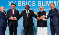 Lãnh đạo 4 quốc gia BRICS và Ngoại trưởng Nga Sergei Lavrov tại hội nghị thượng đỉnh ở Nam Phi ngày 24/8. (Ảnh: AP)