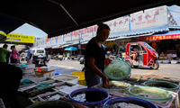Một quầy bán hải sản ở Thượng Hải ngày 25/8. (Ảnh: Reuters)