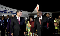 Tổng thống Nam Phi Cyril Ramaphosa đón Chủ tịch Trung Quốc Tập Cận Bình tại sân bay quốc tế ở Johannesburg ngày 22/8. (Ảnh: Reuters)