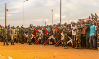 Những người ủng hộ chính quyền quân sự Niger tham gia cuộc biểu tình trước căn cứ quân sự của Pháp ở Niamey ngày 11/8. (Ảnh: Reuters)