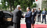 Chủ tịch Quốc hội Vương Đình Huệ đón Thủ tướng Singapore Lý Hiển Long ngày 28/8. (Ảnh: Như Ý)