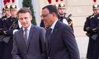 Tổng thống Pháp Emmanuel Macron (trái) trong một dịp gặp Tổng thống Niger Mohammed Bazoum trước khi xảy ra đảo chính. (Ảnh: AP)