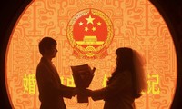 Trung Quốc đang áp dụng nhiều biện pháp để khuyến khích người trẻ kết hôn và sinh con. (Ảnh: Reuters)