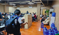 Cảnh sát Philippines đột kích một văn phòng lừa đảo Las Pinas, Philippines ngày 27/6.